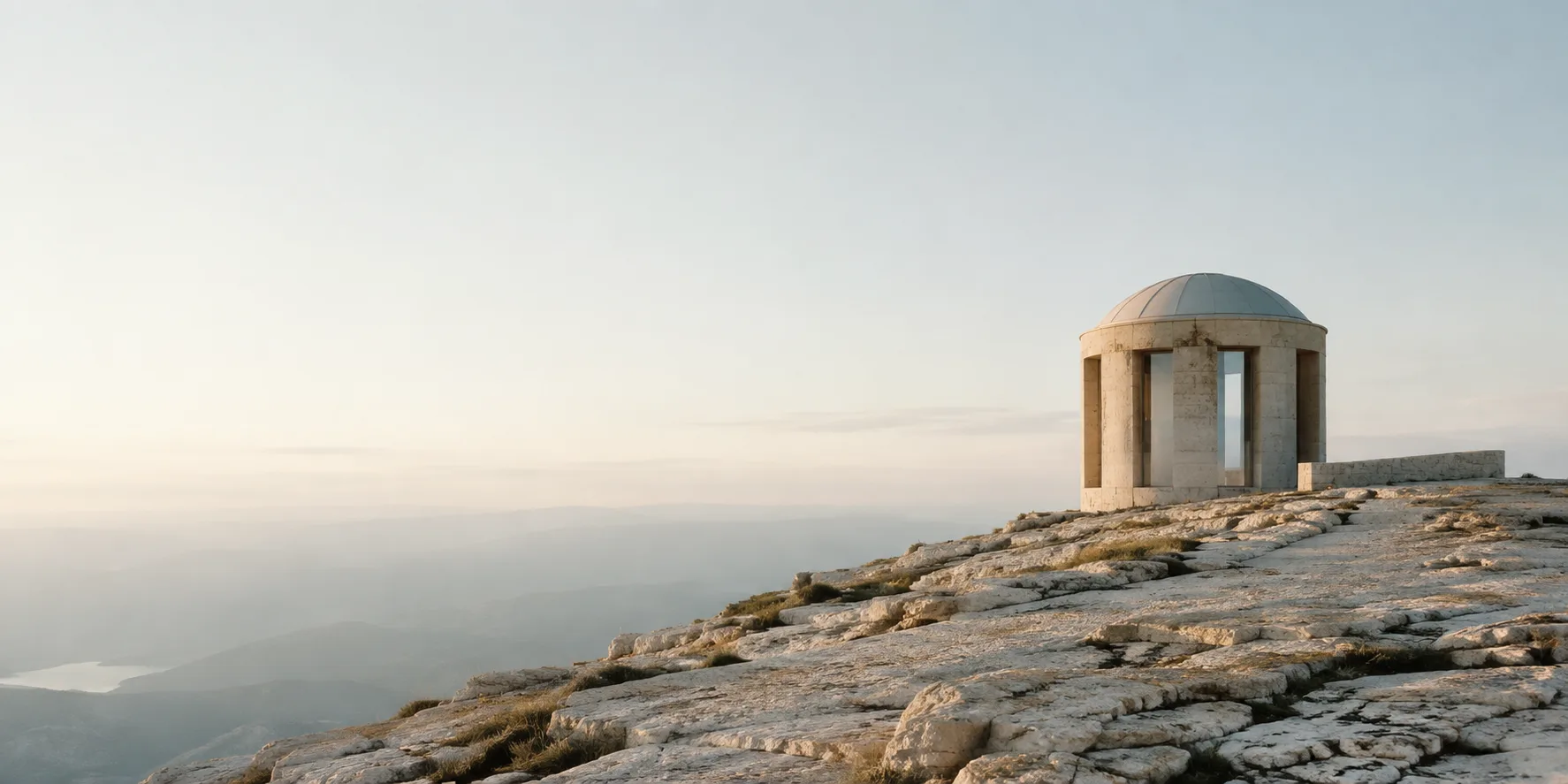 Un observatoire de pierre sobre sous un horizon ouvert.